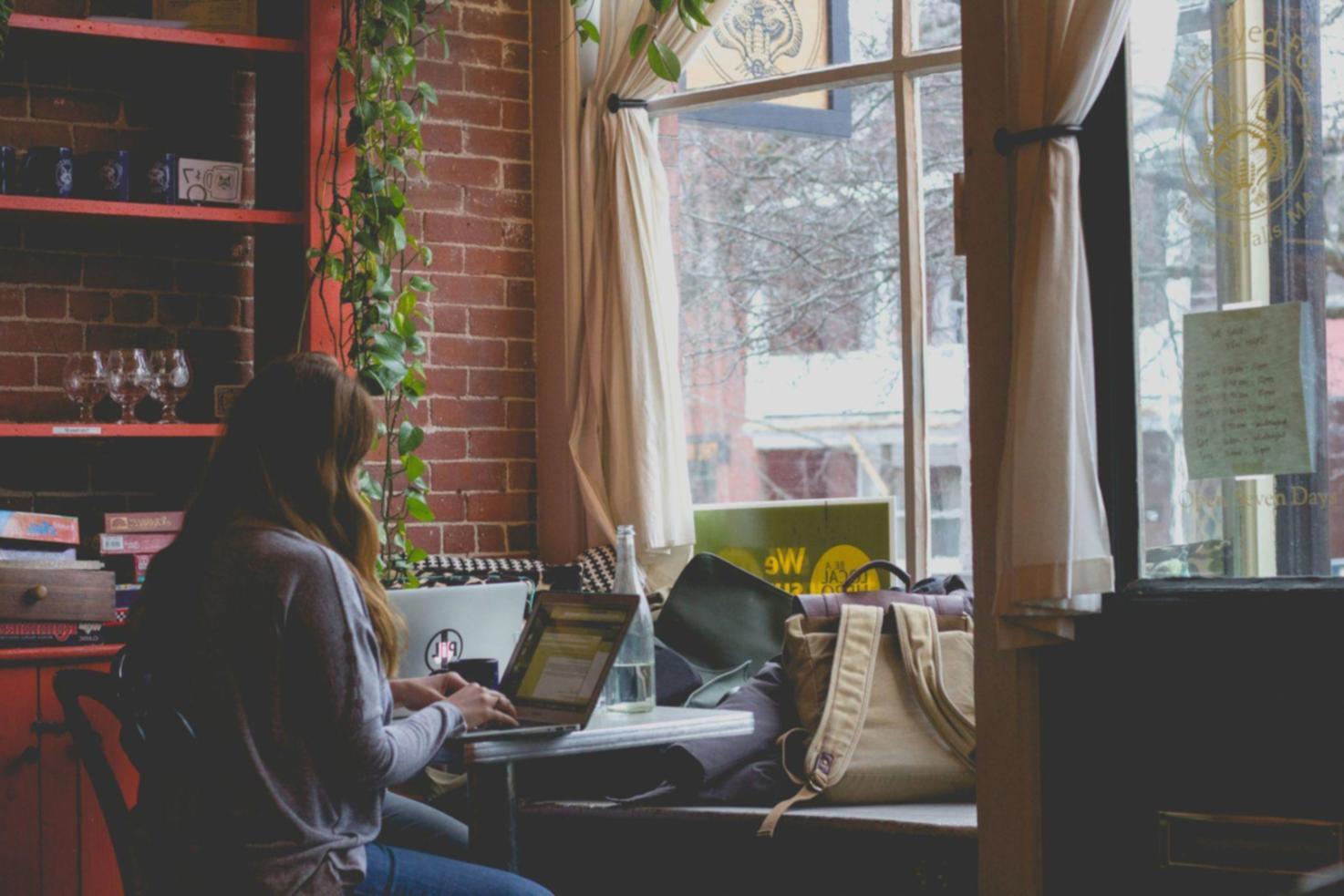 Profesionales en sesión de formación empresarial colaborativa